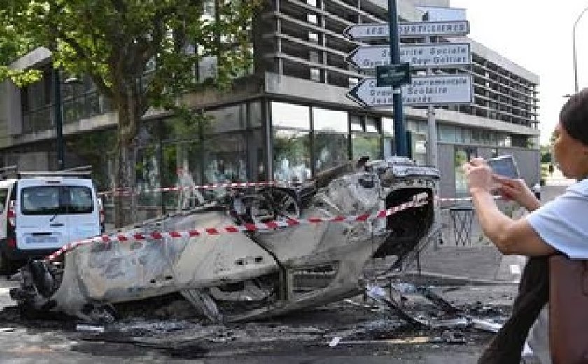 França vive terceira noite de protestos com 667 presos e fogo em prefeituras