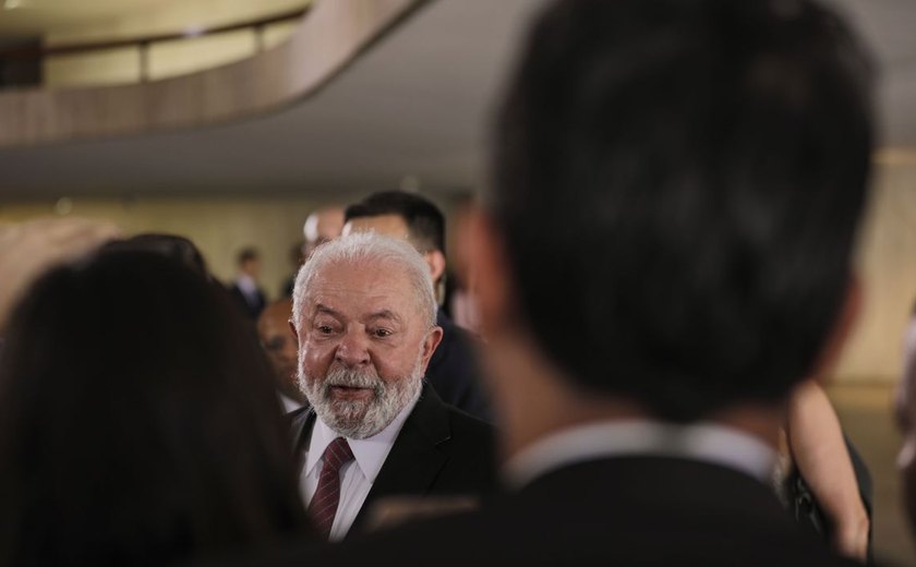 Lula parabeniza candidato apoiado pela direita por vitória em eleição presidencial no Equador