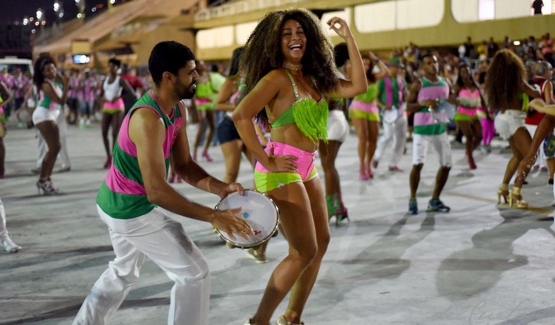 Carnaval: Sambar de salto alto pode causar danos à saúde?