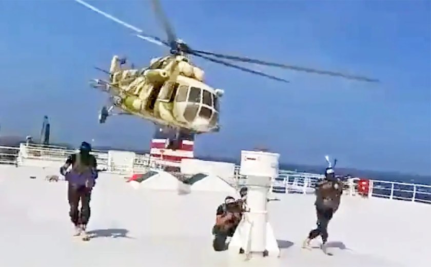 Vídeo dos houthis mostra homens armados descendo de helicóptero e tomando controle de navio no Mar Vermelho; assista