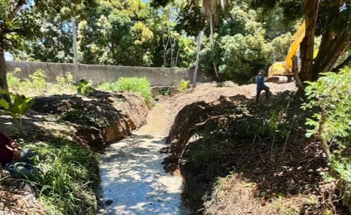 Escavadeiras e outros equipamentos são usados para limpar e desobstruir canais