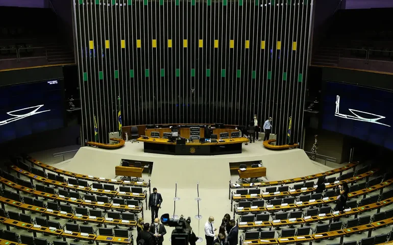 Comissão da Câmara aprova projeto que proíbe cancelamento de planos de saúde em emergências