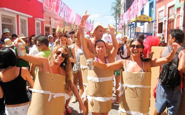 Foliões já estão à procura da fantasia ideal para o Carnaval