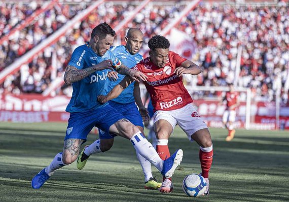 Vila Nova vence Avaí com gol no finalzinho e assume liderança da Série B do Brasileiro
