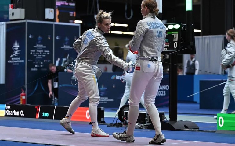 Federação Internacional de Esgrima retira suspensão da ucraniana que negou aperto de mão à russa