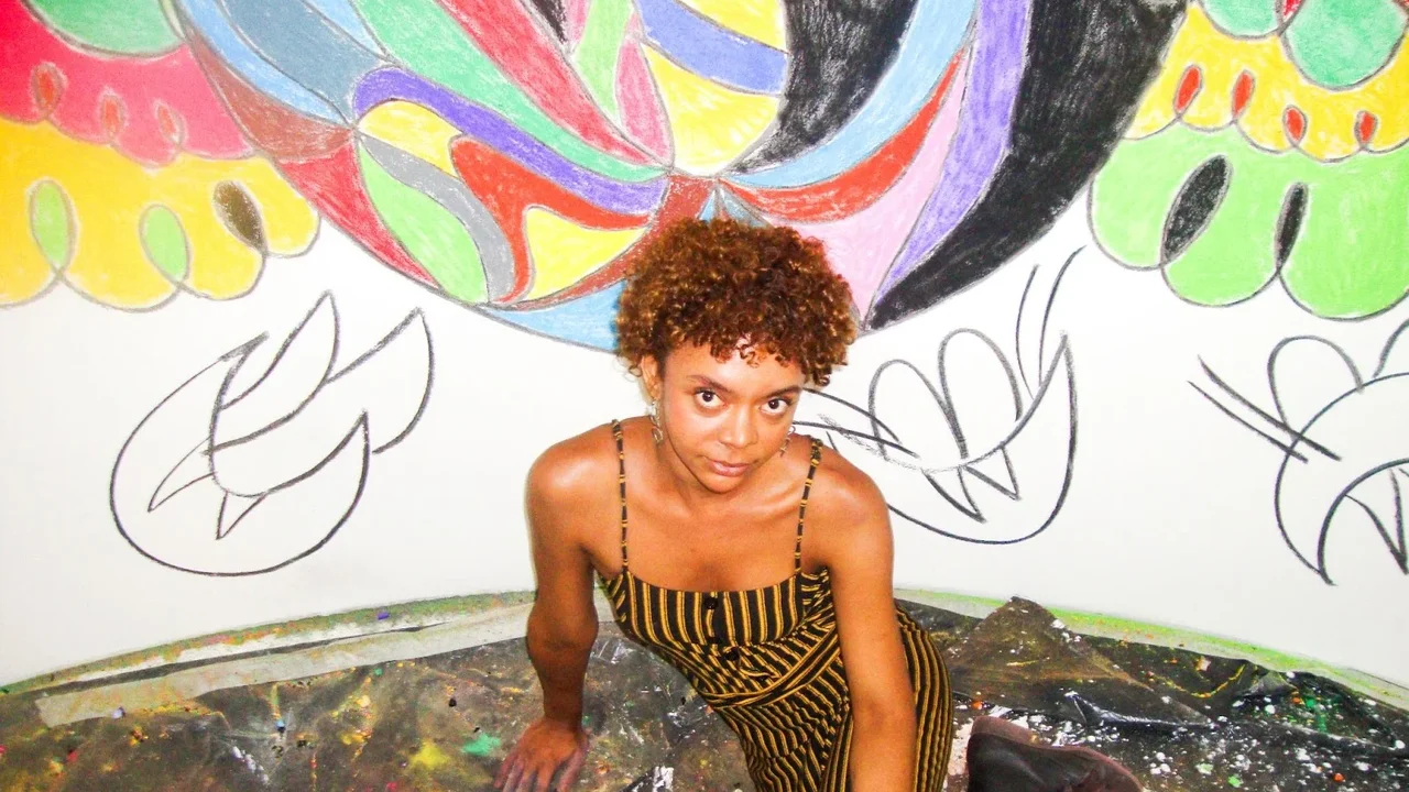 Negra, trans e ex-aluna de escola pública: a carioca do bairro de Santíssimo que já expôs no MoMA e faz caminho próprio nas artes