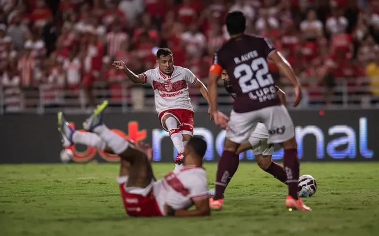 CRB empata com Ferroviária em jogo marcado por emoção e gols anulados no Rei Pelé