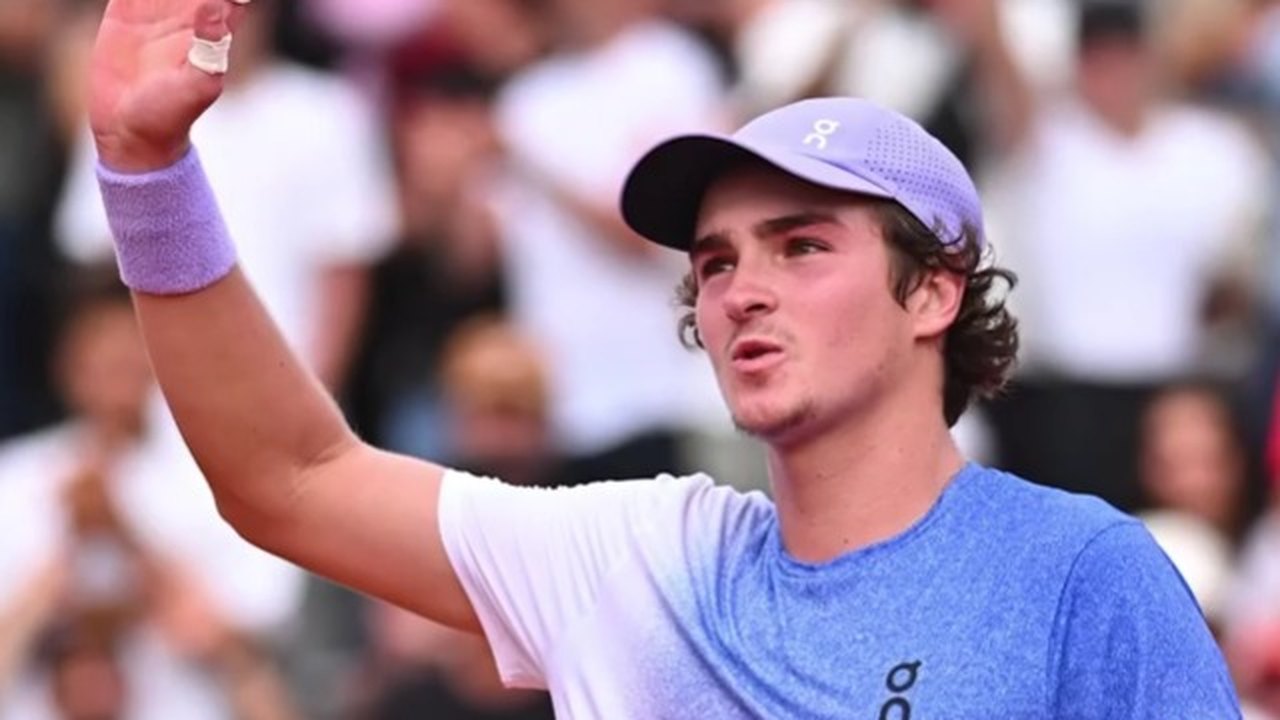 João Fonseca salva seis match points, mas esbarra na solidez de Mensik e se despede de Roland Garros