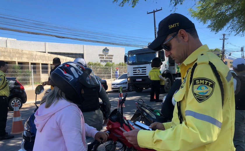 Em parceria com o BPRv, SMTT Arapiraca realiza blitz educativa com motociclistas