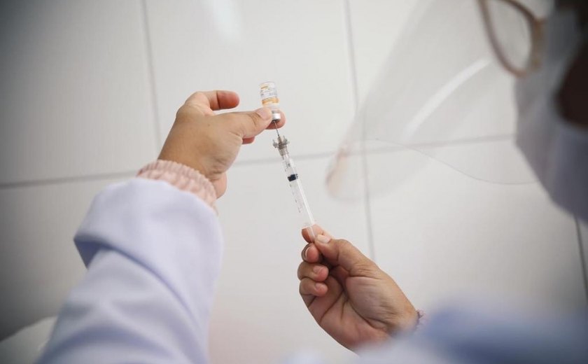 Alagoas recebe mais 32 mil doses nesta terça-feira (9) e vacinará idosos de 75 a 77 anos