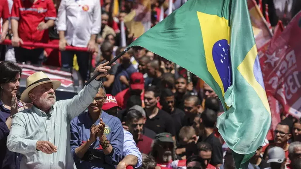 Lula volta a liderar fora da margem de erro, aponta Quaest