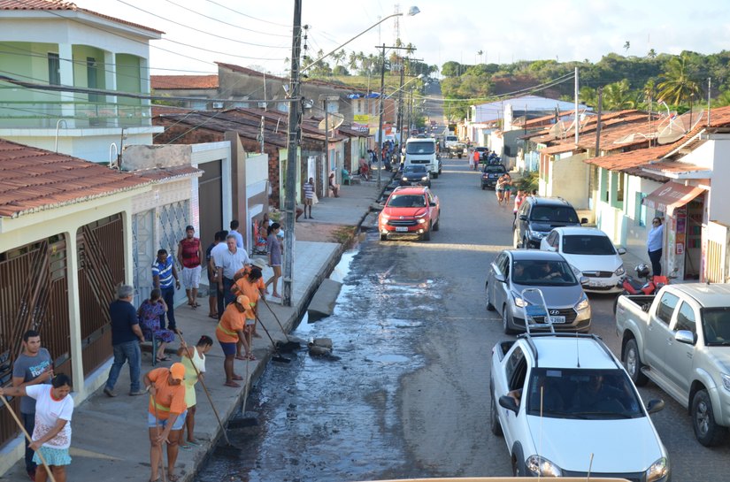 Prefeitura realiza ação de limpeza e esgotamento no Pontal de Coruripe