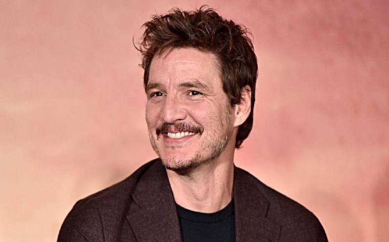 Pedro Pascal afirma não enxergar com capacete para gravar ‘The Mandalorian’