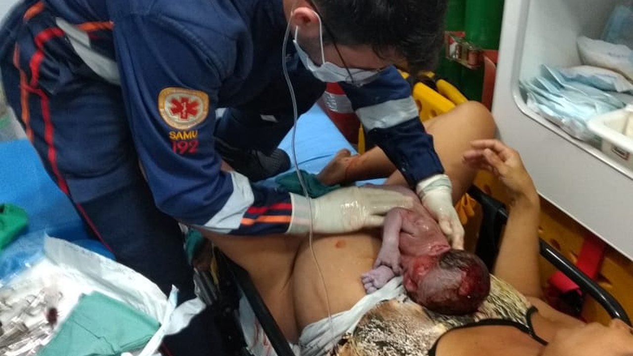 Mulher dá a luz a gêmeos dentro de ambulância do Samu Alagoas
