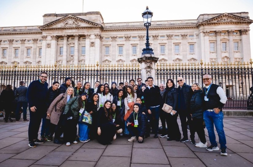 JHC e Marina Candia acompanham estudantes em visita à National Gallery e ao Palácio de Buckingham, em Londres