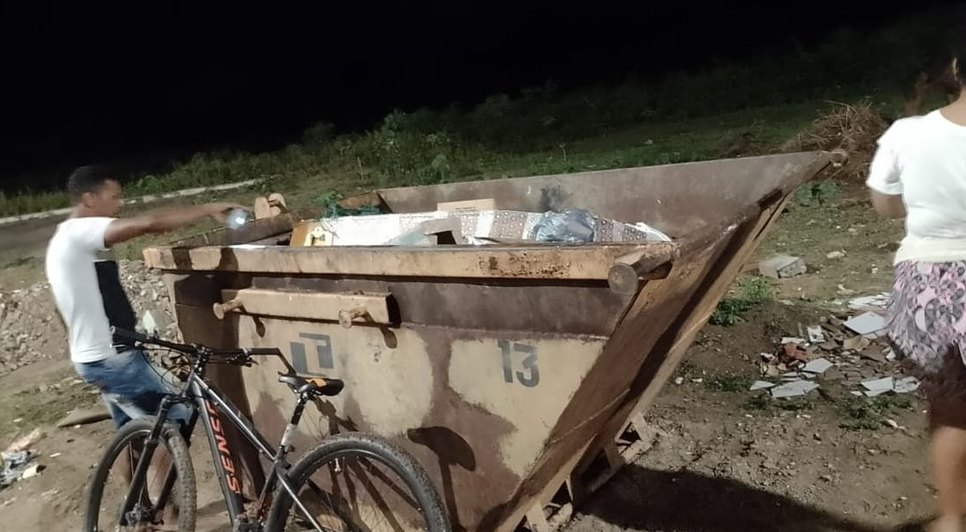 Moradores acham caixão dentro de caçamba de coleta de lixo em Aracaju / Foto: Foto: Redes Sociais/ Reprodução