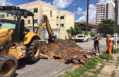 Prefeitura inicia trabalho em via danificada no Pinheiro 