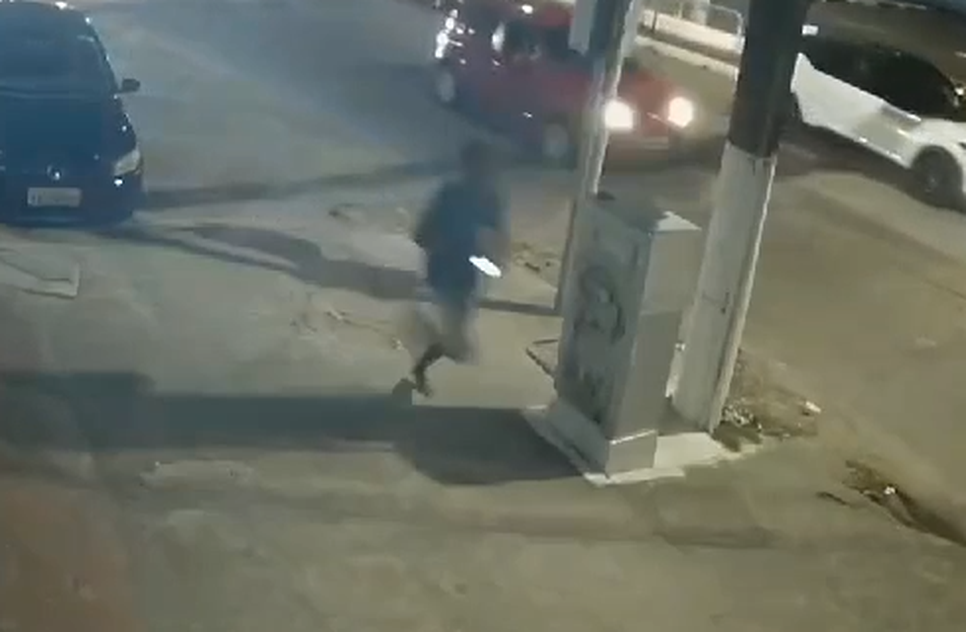 Homem fica na mira de assaltante armado e desvia de tiro em Aracaju