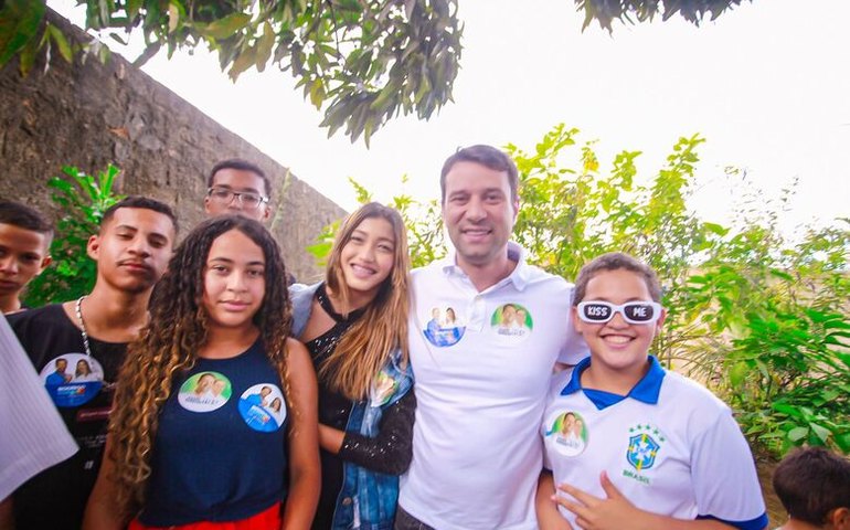 Adolescentes declaram primeiro voto a Daniel Barbosa para deputado federal