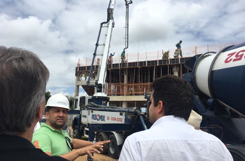 Prefeito vistoria construção da Praça de Esportes e Cultura no Benedito Bentes