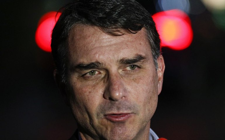 Flávio Bolsonaro admite cobrança a Vorcaro, mas nega crime