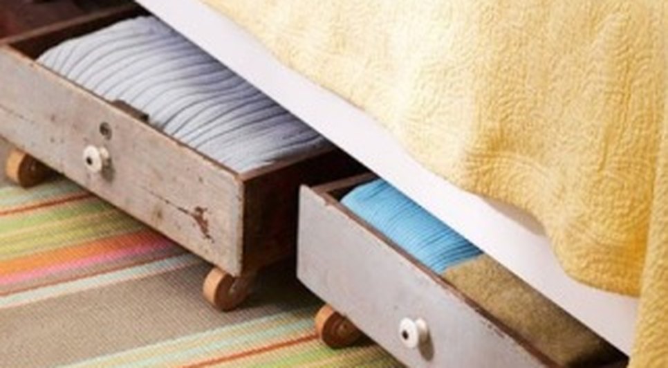 Utilizar gavetas para guardar roupa de cama é uma opção