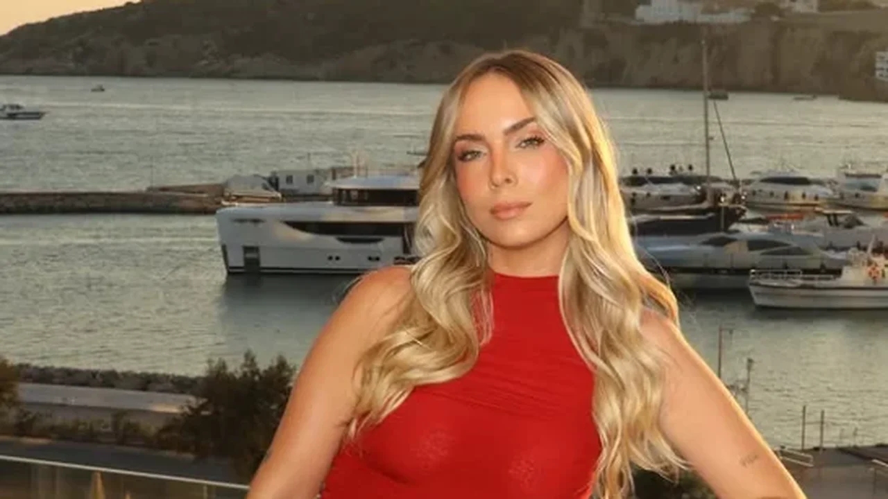 Após separação com Cocielo, Tata Estaniecki faz viagem de solteira com amigos: 'Terapia em grupo em Ibiza'