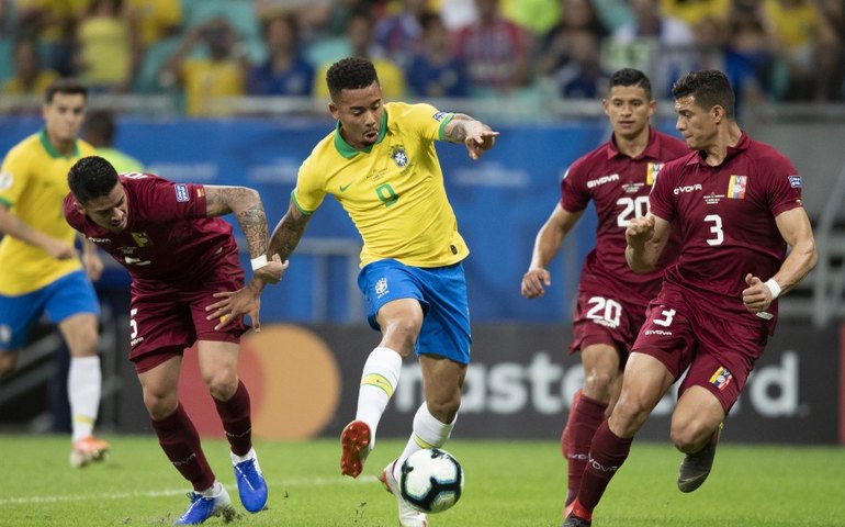 Brasil decepciona, Venezuela busca empate com golaço e impõe 1º tropeço da 'Era Diniz'