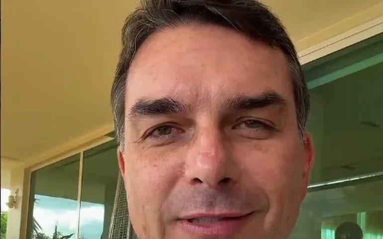 Flávio Bolsonaro resgata aliados afastados do governo do pai para equipe de pré-campanha