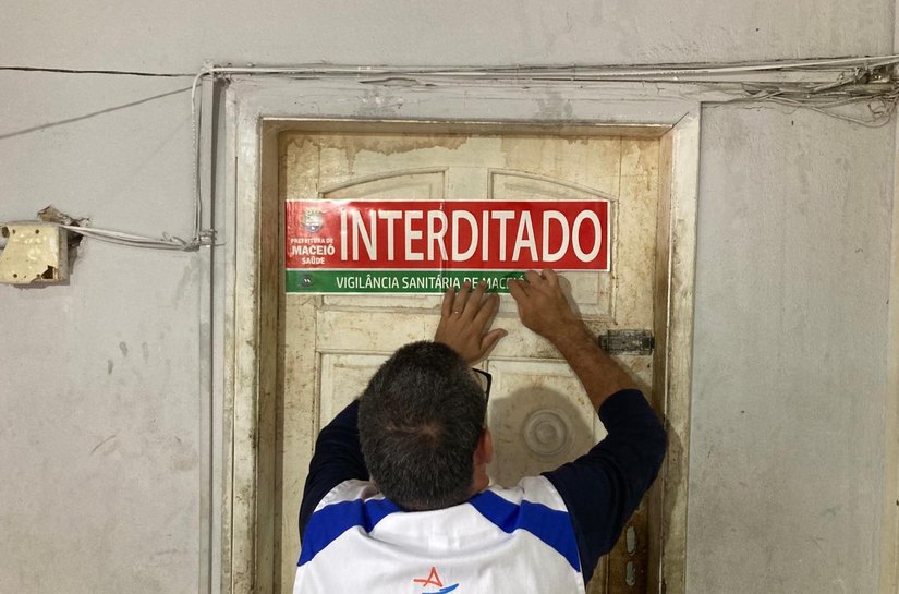Higiene precária e alimentos fora da validade fazem fiscalização fechar mercadinho no Jacintinho