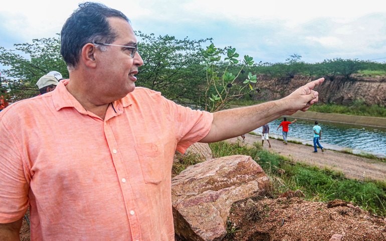 Bezerra prestigia assinatura da ordem de serviço para novo trecho do Canal do Sertão e lembra da importância da maior obra de infraestrutura hídrica de Alagoas
