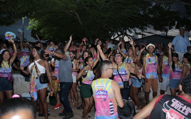 Bloco tradicional das Secretarias arrasta multidão pelas ruas de Coruripe