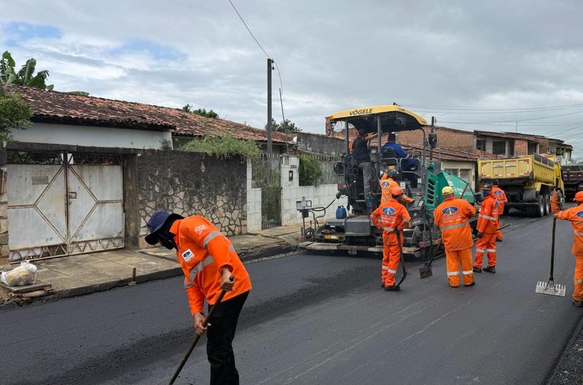Prefeitura realiza serviços de pavimentação e drenagem em ruas da parte alta de Maceió