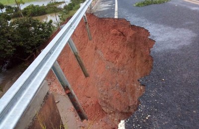Chuvas danificam pontes de rodovia estadual e de estrada na zona rural de Penedo