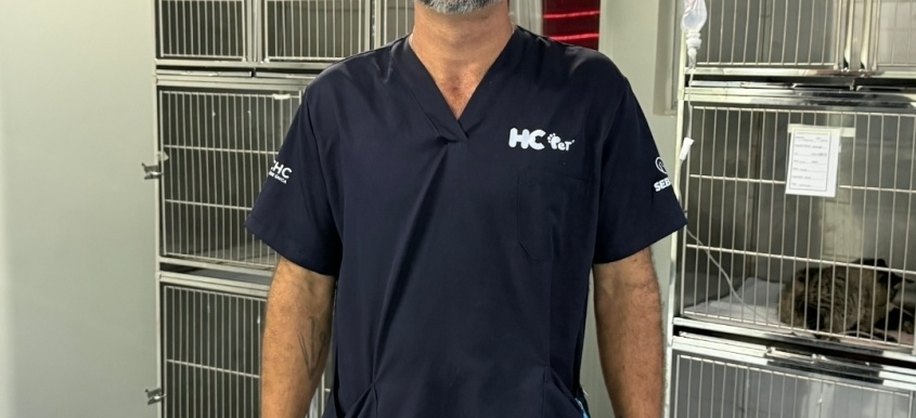 O médico-veterinário Erivan Andrade é cirurgião e atua em urgência e emergência. Foto: Roger Silva/Ascom Sebema