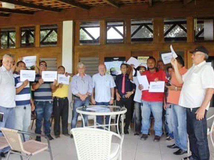 Prefeito Carlos Alberto Canuto entrega alvarás a taxistas de Pilar