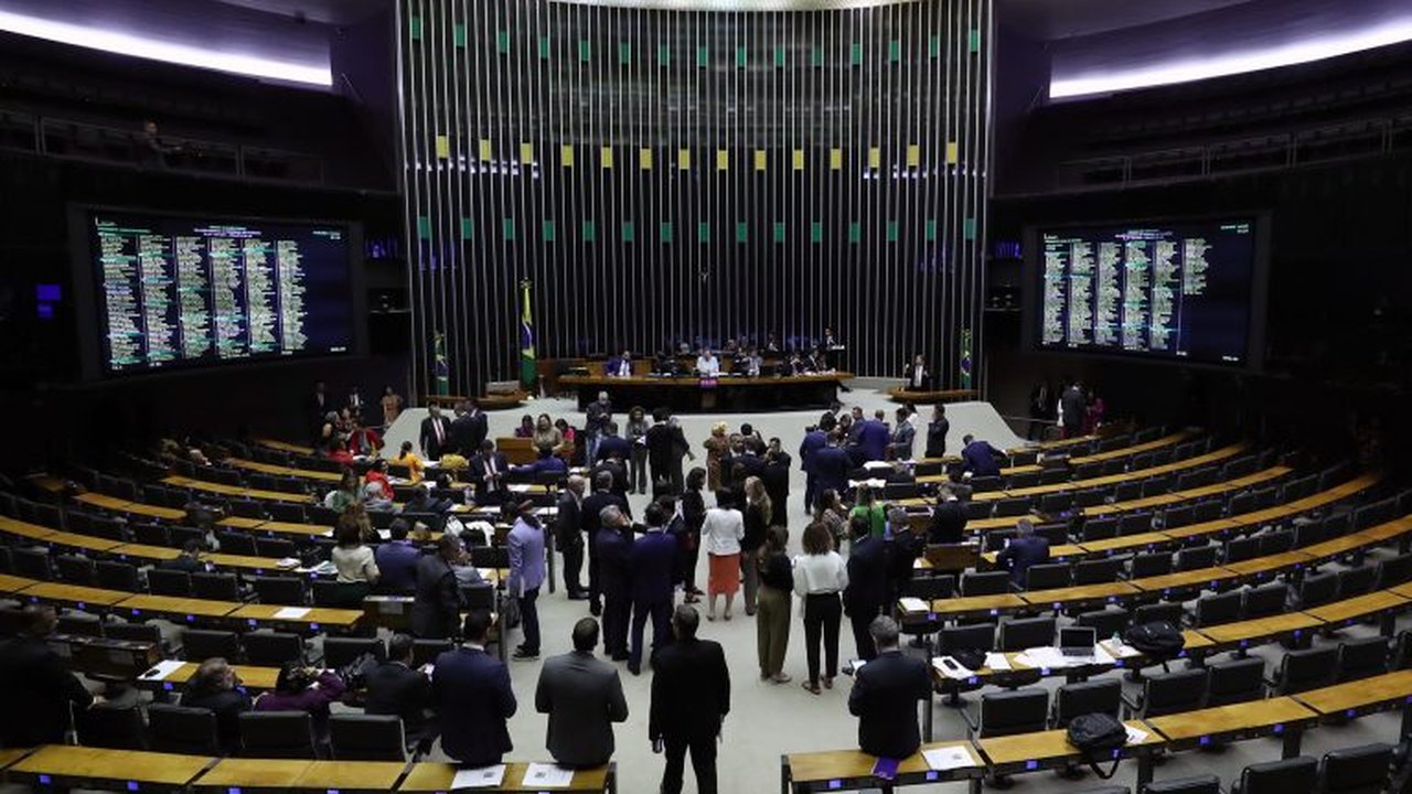 Câmara aprova PL que inclui educação política no currículo escolar