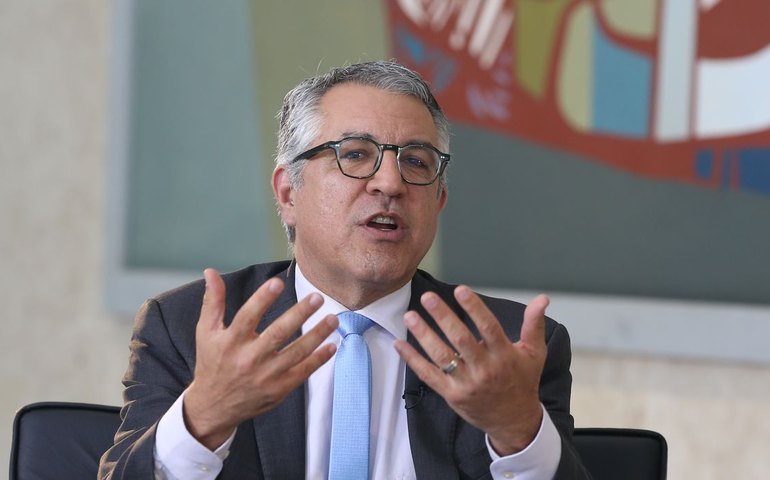 Zero surpresa que Bolsonaro seja um fugitivo confesso, diz Padilha