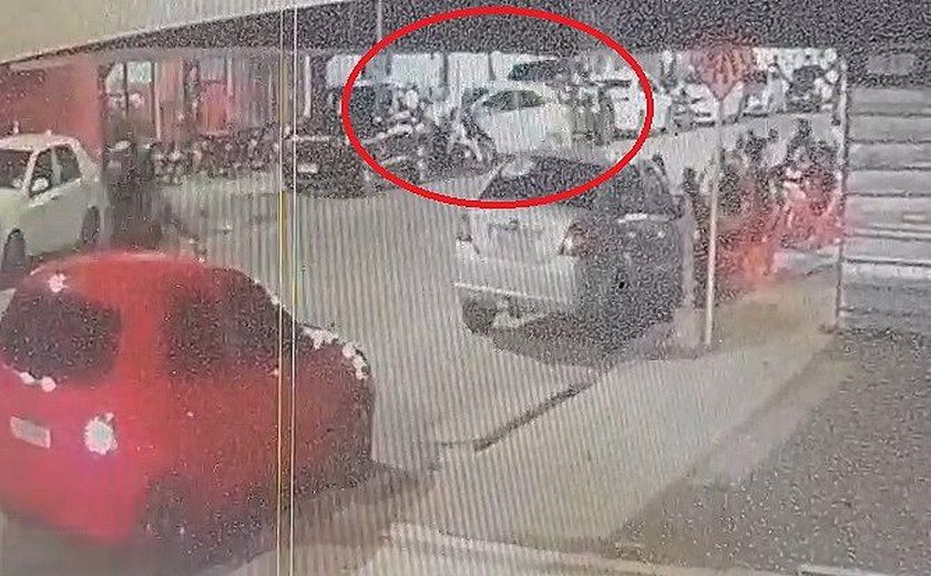 Motorista embriagado causa acidente e arrasta motos estacionadas no Jacintinho