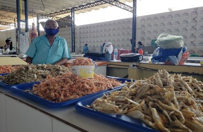 Recuperação das tarimbas no Mercado do Benedito Bentes beneficia comerciantes