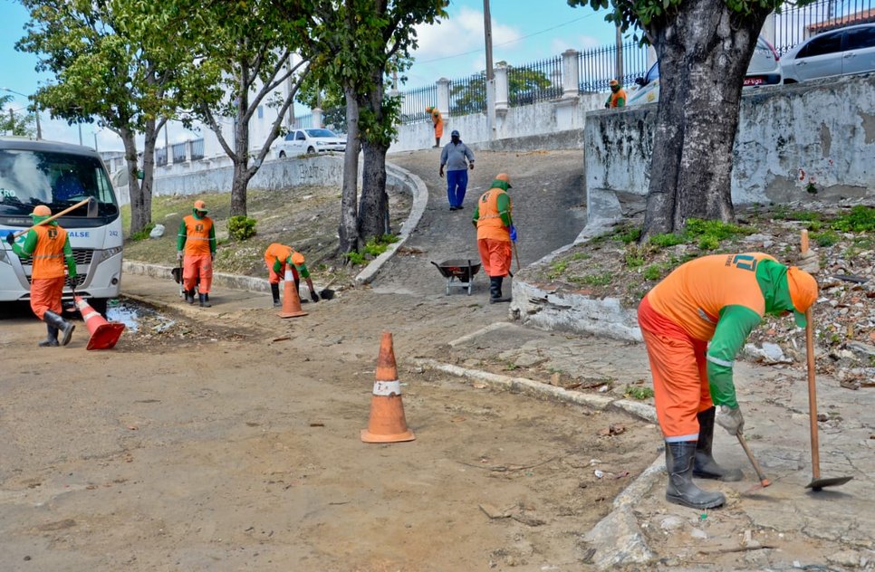 Serviço de limpeza nos cemitérios