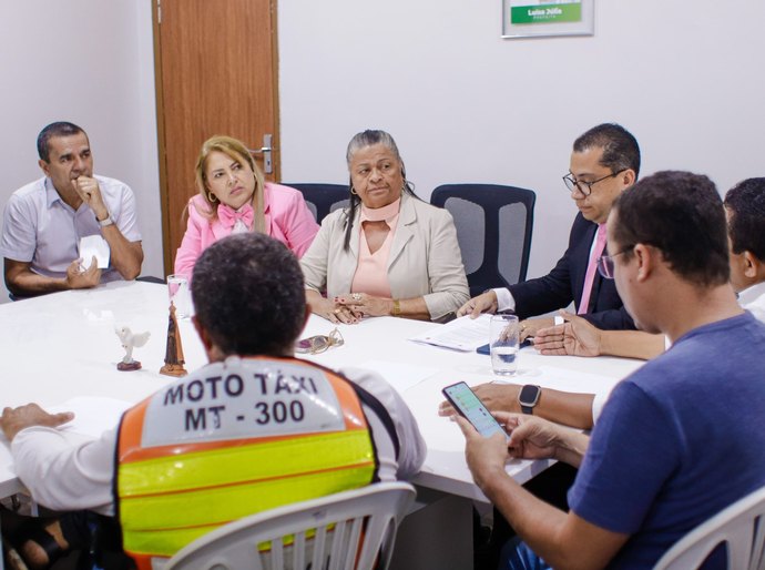 Prefeita Tia Júlia se reúne com mototaxistas para discutir regulamentação do serviço