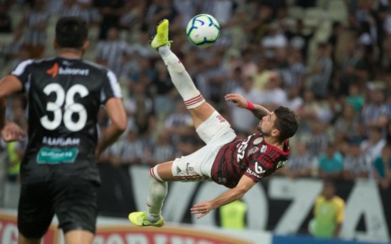 Com golaço de bicicleta pelo Flamengo, Arrascaeta concorre ao Prêmio Puskás