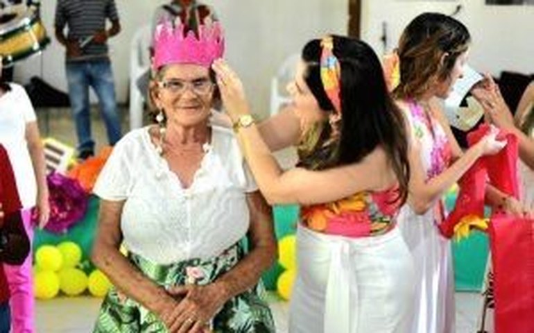 Mais de 500 homens e mulheres participam, nesta quinta (10), de mais uma edição do Baile dos Idoso