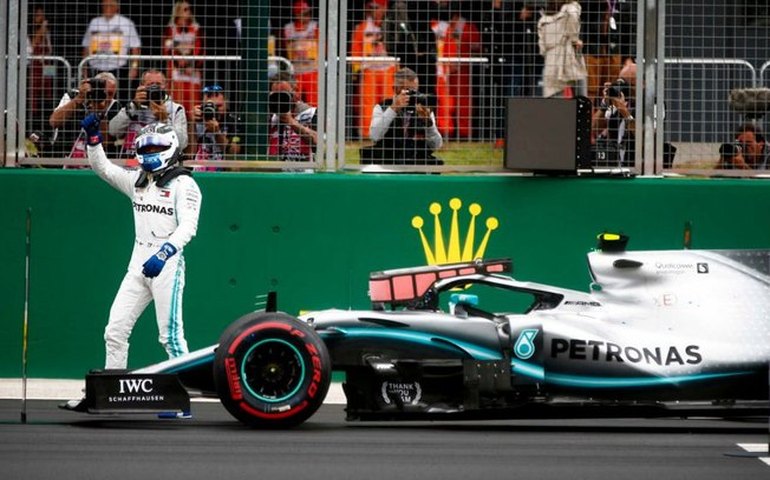 Alta temperatura e fortes ventos surpreendem Hamilton e Bottas em Silverstone