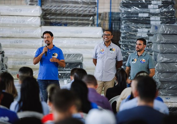 Rodrigo Cunha visita fábrica de colchões no Polo Industrial
