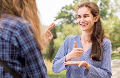 Cresce busca por cursos de libras