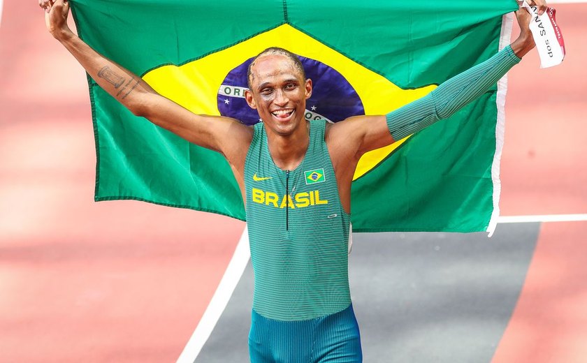Alison dos Santos é ouro em Doha com melhor tempo do ano nos 400 com barreiras