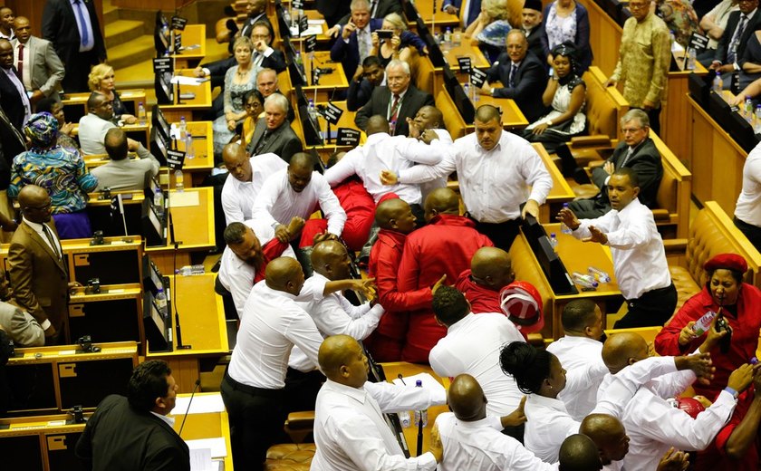 Discurso do presidente sul-africano termina em briga no Parlamento