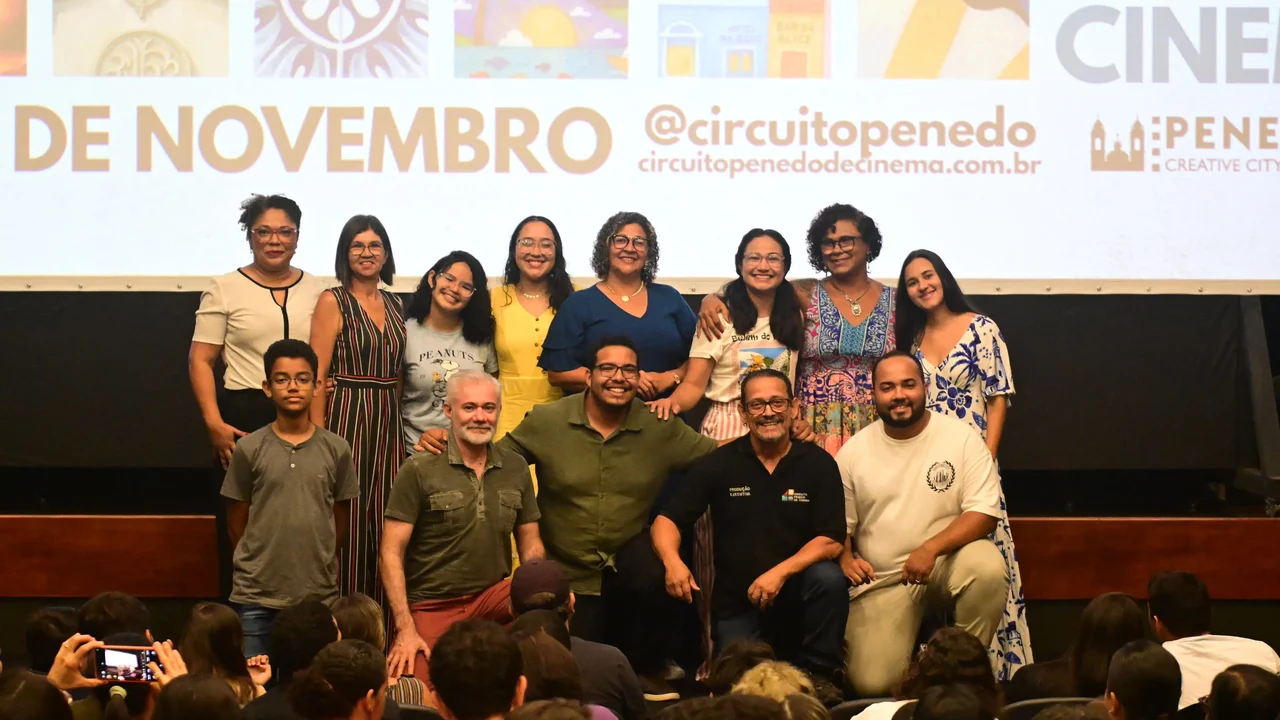 Azul Índigo ilumina a noite no Cine Penedo